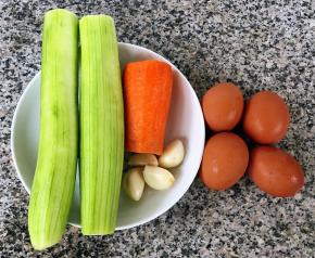 准备原材料鸡蛋、丝瓜、胡萝卜、蒜去皮洗净