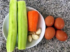 准备原材料鸡蛋、丝瓜、胡萝卜、蒜去皮洗净