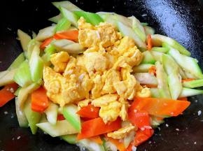 倒入炒好的鸡蛋大火快速翻炒均匀