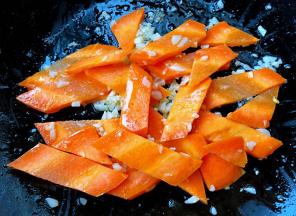 放入胡萝卜炒至断生