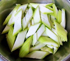 丝瓜切成斜刀片