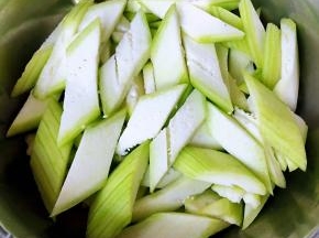 丝瓜切成斜刀片
