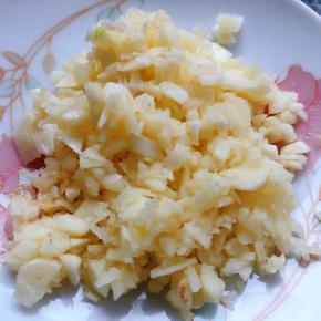 蒜切成蒜粒备用