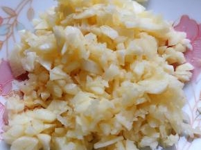 蒜切成蒜粒备用