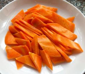 胡萝卜切成斜刀片
