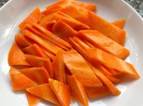 胡萝卜切成斜刀片