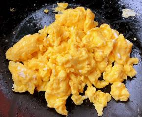 炒好的鸡蛋装入容器中看着就特别有食欲