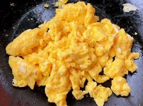 炒好的鸡蛋装入容器中看着就特别有食欲
