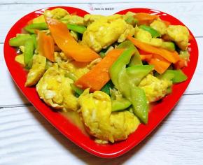 鲜嫩可口的丝瓜炒鸡蛋装入盘中就大功告成了