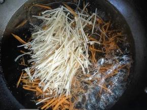 烧半锅水，水开后，先倒1汤匙油，然后先将胡萝卜丝下水焯一分钟，再下金针菇焯半分钟就好。然后都捞起过凉白开降温，这样保持爽脆。