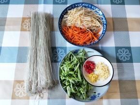 这是全部食材。金针菇去掉根部，胡萝卜和青瓜刨成丝。