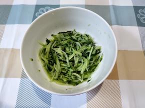 青瓜先用半勺盐腌渍10分钟，这样可以减少青瓜的青涩味，嫌麻烦可省略。
