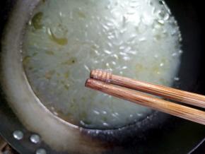 不用换水，接着煮粉条。如果粉条事先泡过，可以煮的快点。粉条要煮到用筷子能轻松夹断才行。