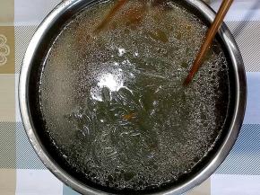 将煮好的粉条也过凉白开，降温。