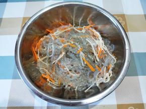 将粉条金针菇和胡萝卜丝滤干水。