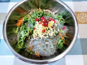 加入姜蒜小米椒。