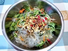 根据自己口味加入盐、生抽、醋以及辣椒油花椒油等。