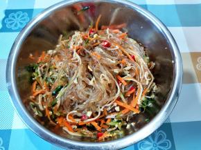 将粉条拌匀，尝下味，不够再调整。这样就好了。