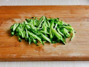 黄瓜洗干净切丝。