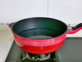 马克西姆微压锅中加入水烧开。