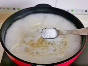 煮开后加入3克盐。