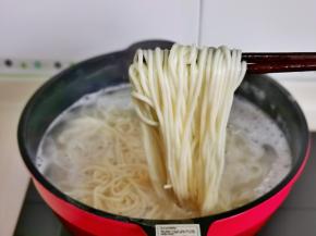 可以多次淋入少许冷水，这样煮出来的面条口感特别好。