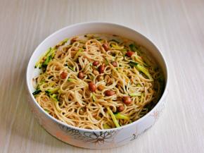 淋上调好的酱汁拌均匀。