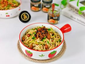 装入小碗中，盛上一勺鲍鱼干贝辣酱。