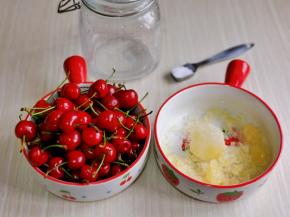 准备食材，做罐头对水果的要求比较高，一定要选择十分新鲜，无烂无坏的。