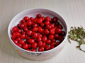 依次去掉樱桃根放在大口器具中，冷水冲洗两遍。