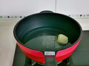 马克西姆微压锅中加入纯净水，再加入冰糖，小火将冰糖煮化。