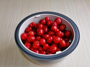 泡好后倒入淋篮中，淋干水分。