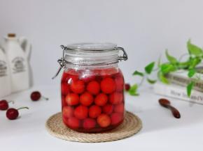 趁热倒入消过毒的玻璃密封罐中，自然晾凉后放入冰箱冷藏保存。