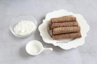 将山药去皮切成长条，因为山药的黏液直接沾手上会引起过敏发痒，所以处理的时候要戴上手套