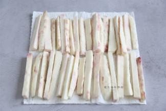 将山药条捞出来，用厨房用纸洗干净表面水分，这样烤的时候会更省时。