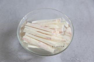 切好的山药条放在淡盐水里清洗3遍左右，尽量把表面的黏液洗干净。