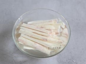 切好的山药条放在淡盐水里清洗3遍左右，尽量把表面的黏液洗干净。