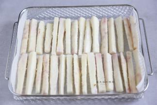 处理好山药条放在ACA空气烤箱的炸篮里面，也可以用烤的，但是空气炸会口感更酥脆，还不用一滴油。