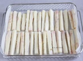 处理好山药条放在ACA空气烤箱的炸篮里面，也可以用烤的，但是空气炸会口感更酥脆，还不用一滴油。