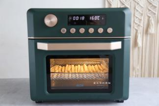 把山药条放在空气炸箱的中下层，开启160度空炸20分钟即可出炉。