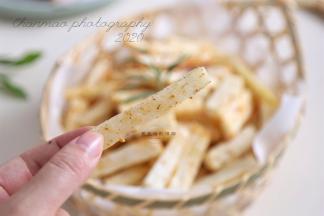 炸好的山药条特别的酥脆，里面是粉糯绵软的口感，特别的香