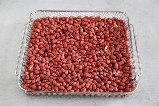 花生米挑去瘦小的坏的，放入炸篮里面，我直接用烤箱烤了，不用在旁边守着看，天气热了，实在不想守着炒。