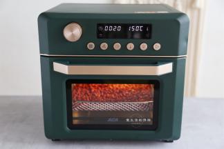 将花生米放入ACA空气炸锅里，调上下管150度烤15分钟即可，中途可以取出来用铲子给花生翻一翻，会熟得更均匀，因为每家的烤箱脾气不一样，最后3分钟的时候要看看花生的成熟程度。