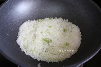 锅里倒入细砂糖和水，把香柠的皮屑进锅里，只要绿的不要白的，不然会发苦哦，再把香柠的汁挤进锅里，小火慢煮。
