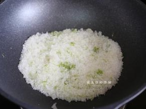 锅里倒入细砂糖和水，把香柠的皮屑进锅里，只要绿的不要白的，不然会发苦哦，再把香柠的汁挤进锅里，小火慢煮。