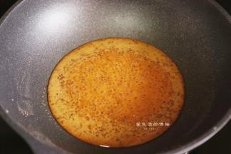 等到锅里的糖全部融化，继续熬，看到糖由大泡变成小泡后就可以倒入花生芝麻。