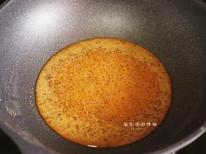 等到锅里的糖全部融化，继续熬，看到糖由大泡变成小泡后就可以倒入花生芝麻。