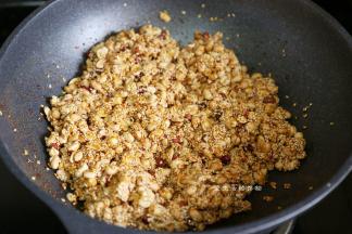 快速搅拌均匀，让每一个花生芝麻都能沾上糖浆，这样才能贴合成团哦。