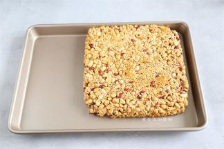 将花生糖倒出来，放在不粘盘里，要是用其他锅，记得垫油布或是刷油，以免黏住脱不了模。