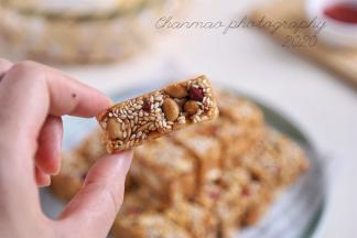 等糖晾得温热的时候，就可以用刀切了，刀可以抹上少许的油防粘，不要等到糖完全冷却的时候再切，因为太酥脆了会碎。